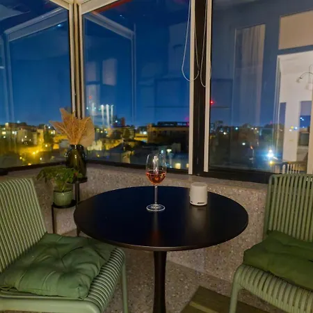 Closer To The Sun - Warm Boekarest