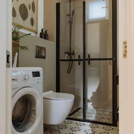 Closer To The Sun - Warm Boekarest