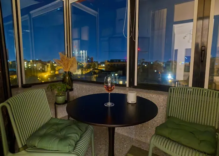 Closer To The Sun - Warm Бухарест